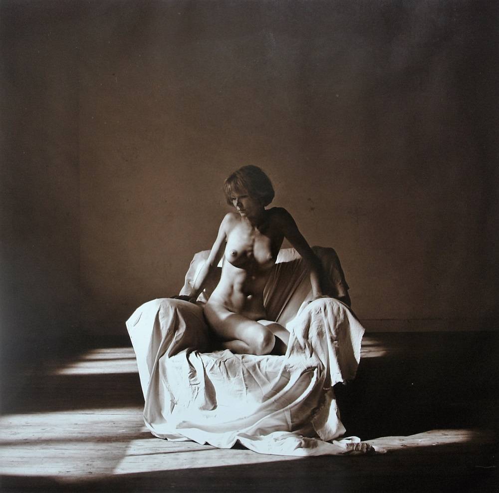 Seated female nude, photo: Lukas Roels